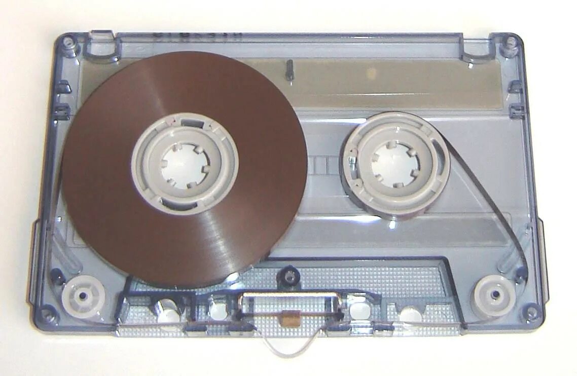 Магнитная кассета. Магнитофонная кассета pv300s. Compact Cassette BASF. Магнитная кассета для магнитофона. Ленточная кассета.