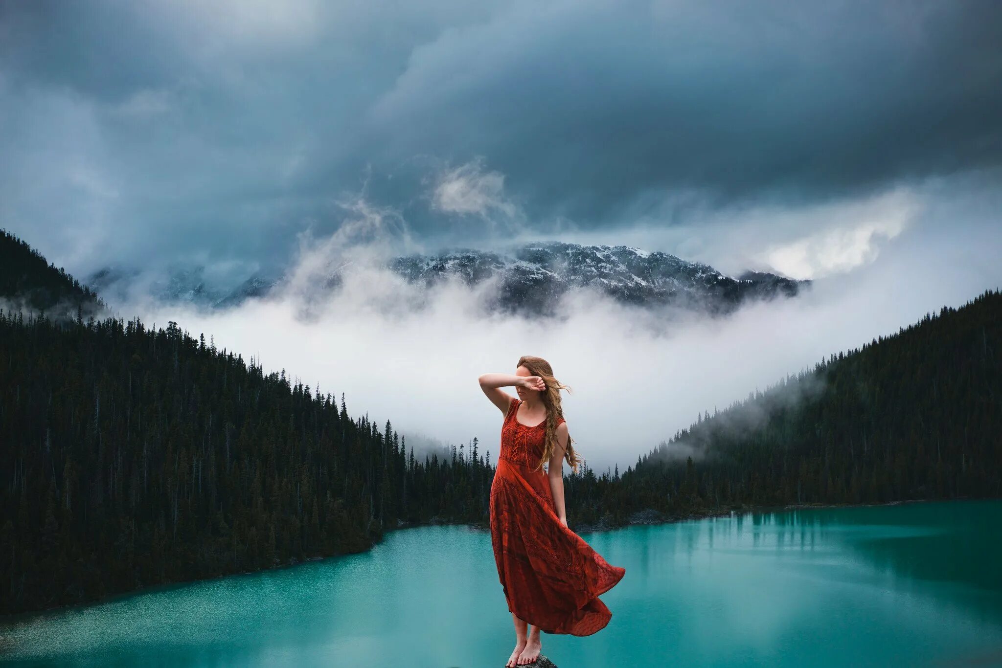 Люди на красивой природе. Лиззи Гадд. Фотограф Lizzy Gadd. Девушка в горах. Красивая девушка в горах.