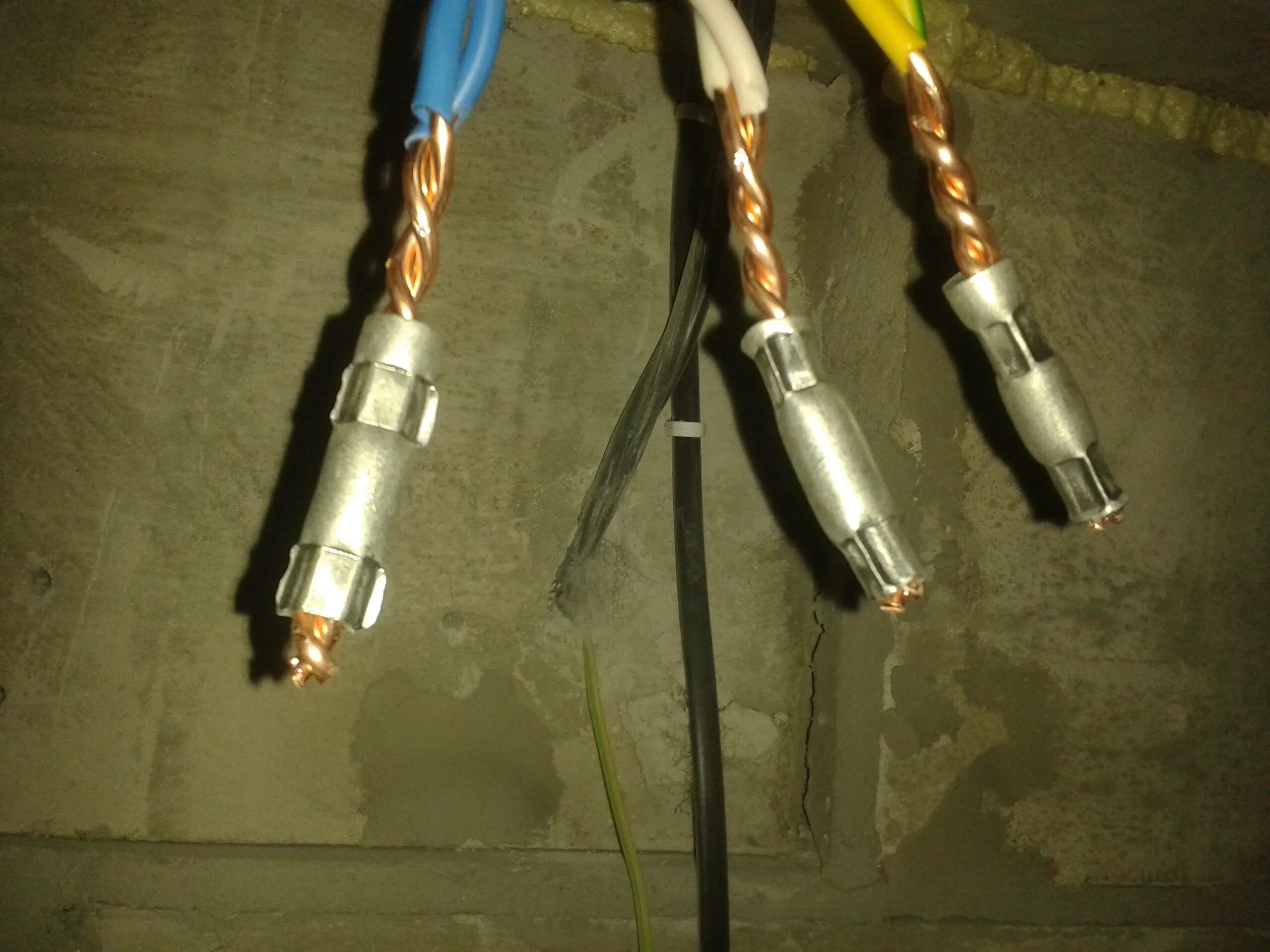 Соединение проводов медных 4 мм2. Соединение одножильных проводов гильзами. Опрессовка проводов гильзами ГМЛ. Соединение одножильного провода гильзой.