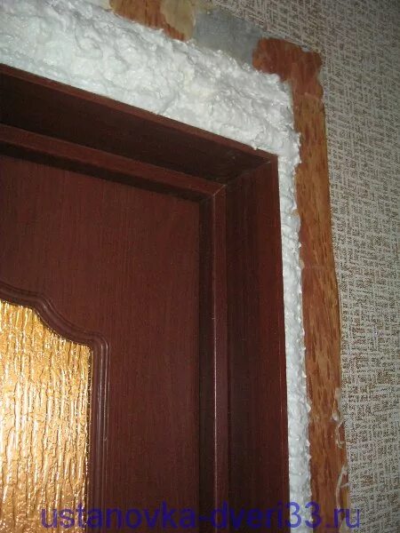 Наличник дверной. Крепление доборов на пену. Доборы на входные двери. Дверная коробка монтажная пена. Двери без наличников.
