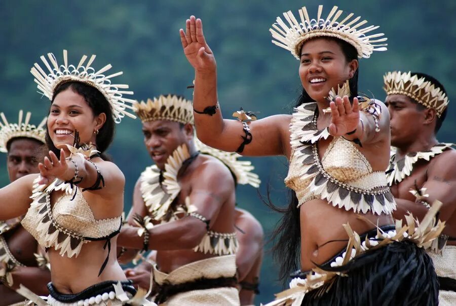 Этнический состав австралии и океании. Кирибати народ. Жители островов Кирибати. Танцы Кирибати. Кирибати население.