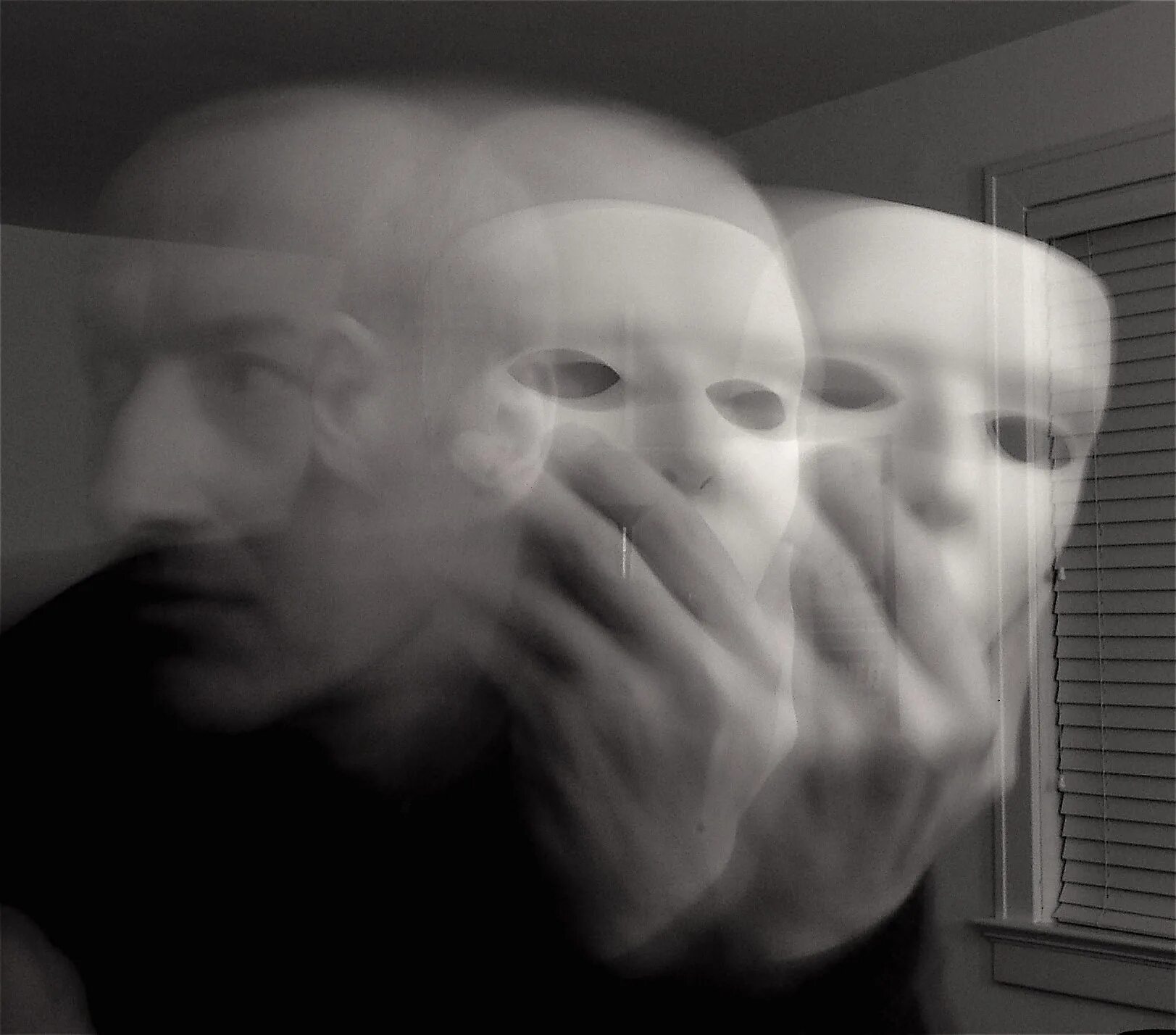 Лицо психически нездорового человека. Рисунки людей с психическими расстройствами. Шизофрения симптомы. Психологические расстройства симптомы. Близкие шизофреников.