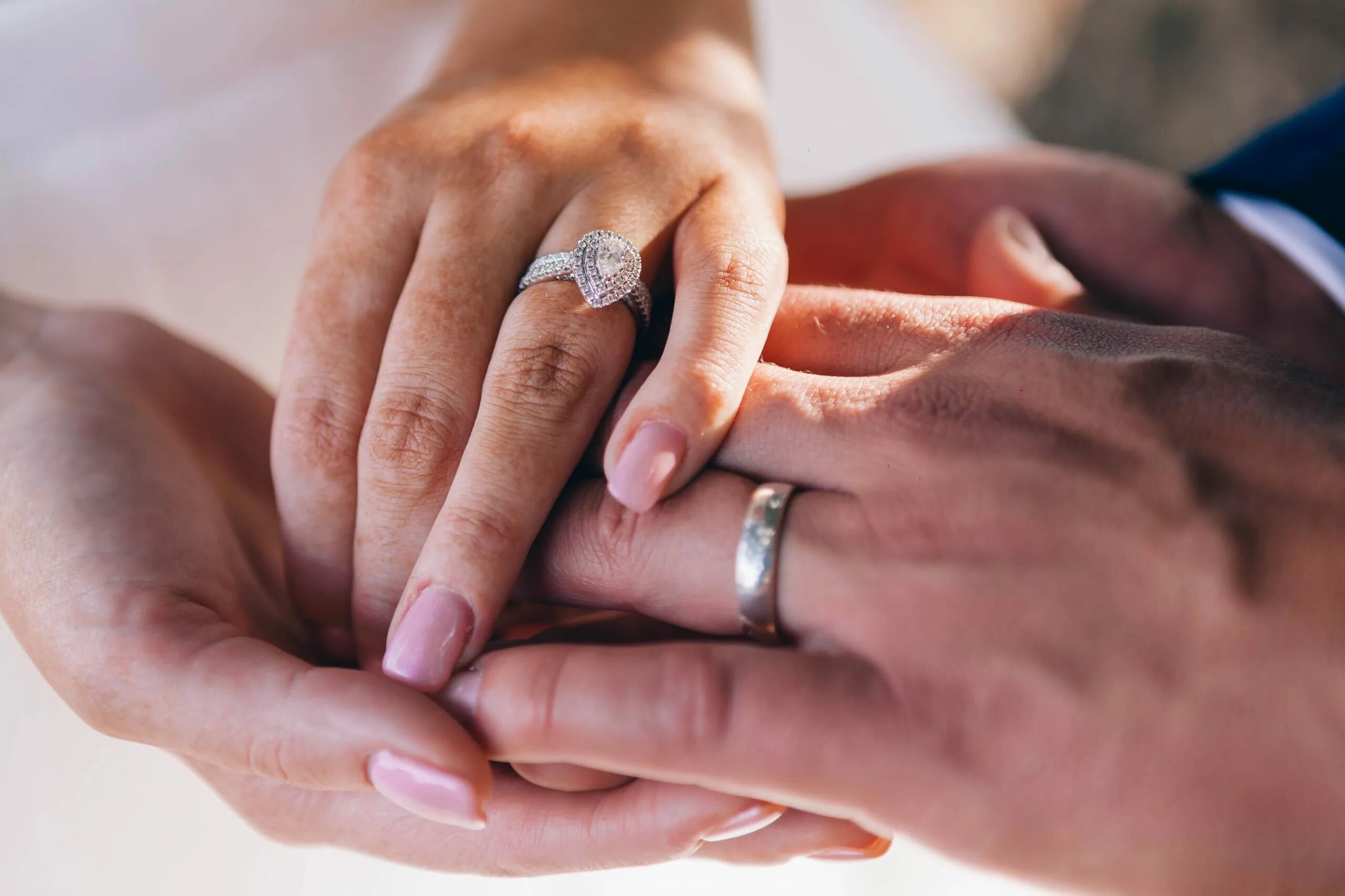 Обручальные кольца на руках. Кольцо на руке. Свадебные кольца на пальцах. Необычные Свадебные кольца.