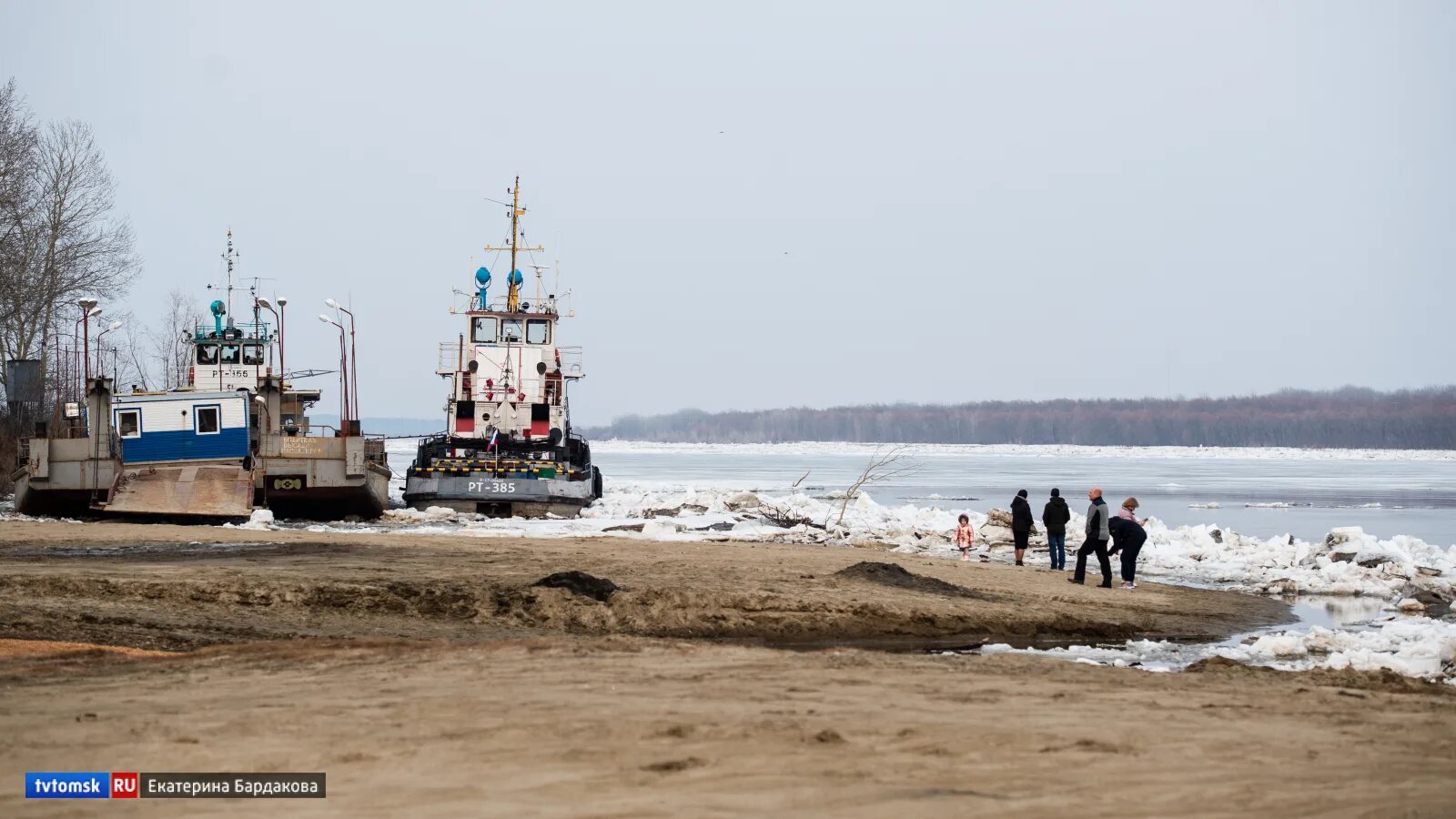 Ледоход на Оби Колпашево. Колпашево река Обь. Ледоход корабль. Уровень воды в районе Колпашево..