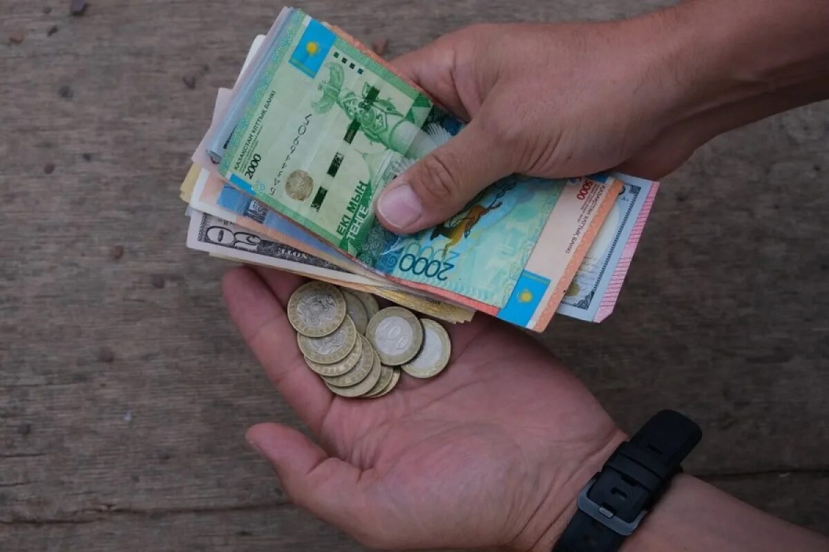 60 млн тенге. Миллион тенге. тенге в руках. казахский тенге к рублю. 4 тысячи фото.