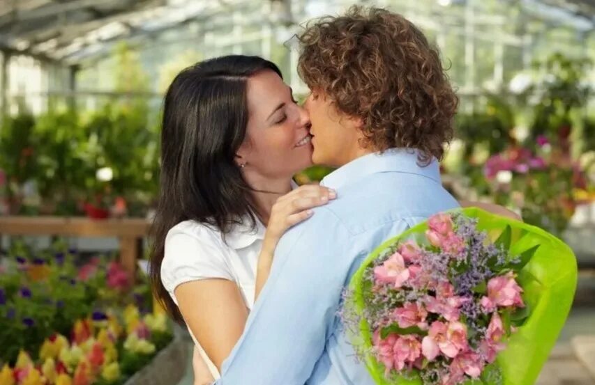 Мужчина дарит цветы женщине. Парень дарит девушке цветы. Юноша дарит цветы. Цветочный поцелуй. Сонник мужчина дарит