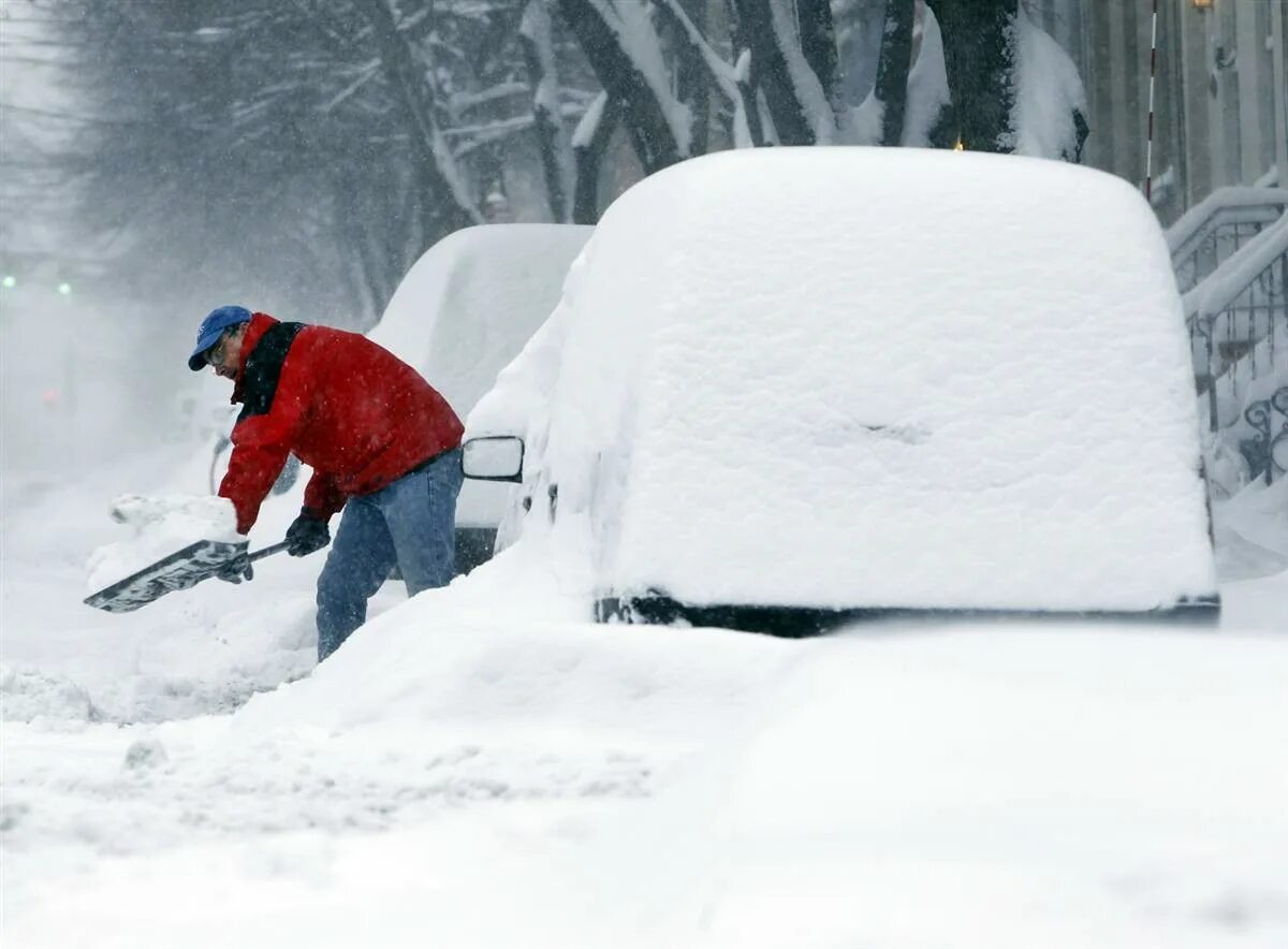 машина в сугробе. снежная буря. снежный занос это. снежная буря в городе. снежный занос это.