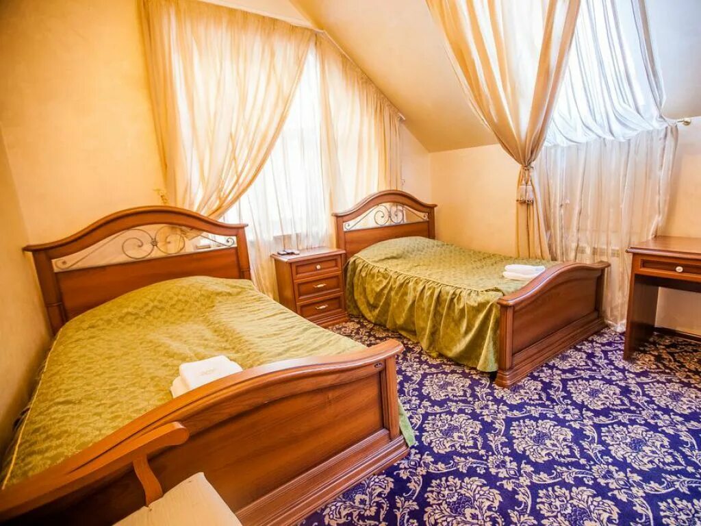 Домбай гостиница кристалл фото. Фаворит домбай. Отель снежный барс приэльбрусье. Гостиница домбай в домбае. Кафе у зули домбай.