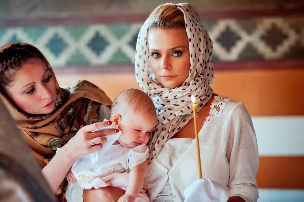 крещение ребенка. мама с ребенком в церкви. платье на крещение для крестной мамы. крещение детей в церкви. прическа на крестины.