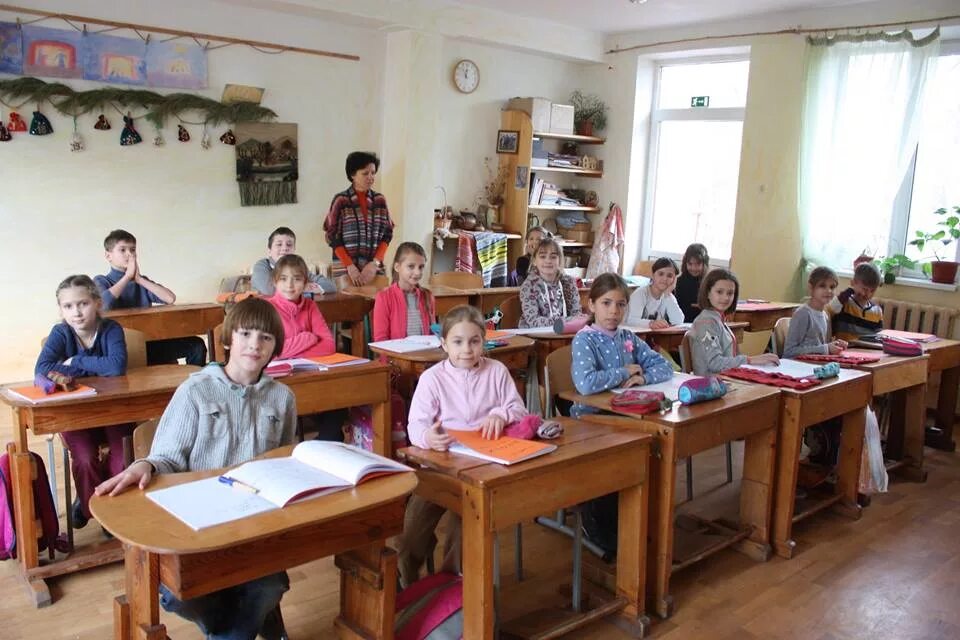 Российское школьное. Старшеклассники в россии. Средняя школа в россии. Российское школьное. Класс с учениками.