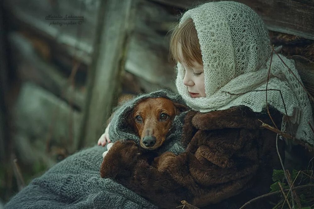 Доброта и забота. Девочка обнимает собаку. Грейте люди друг другу души. Теплые объятия. 2 самых теплых.