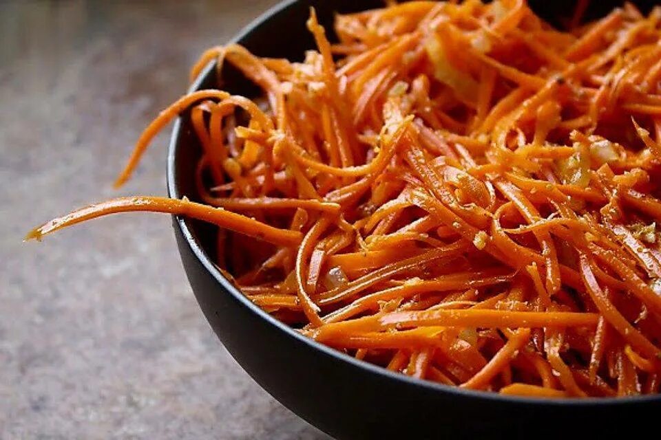 Как вкусно приготовить морковь. Морковь по-корейски (корейская морковка). Морковь по корейски Натальи Калининой. Корейские салаты морковка по корейски. Корейская морковь в Корее.