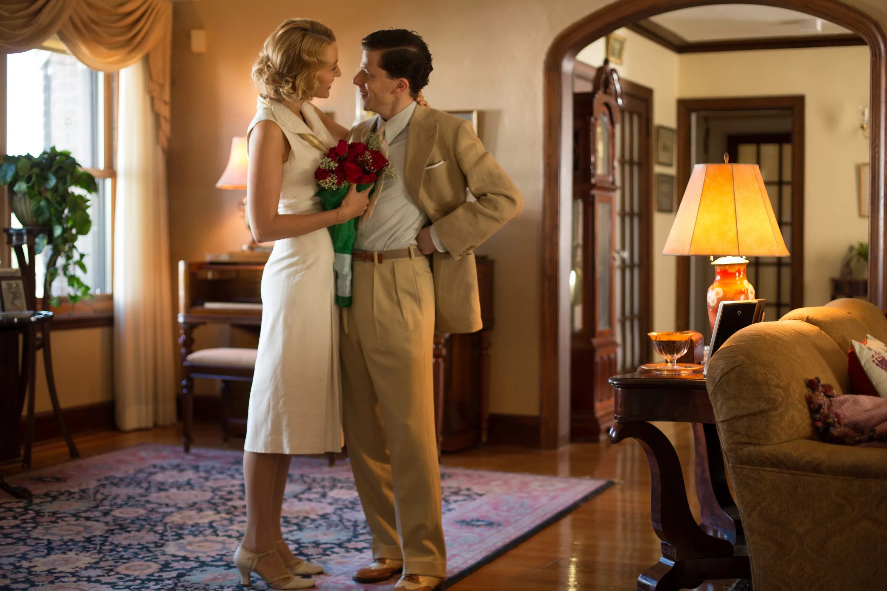 интерьеры в фильмах. спальня гэтсби ар деко. сериал друзья квартира моники. кресло barcelona казино рояль. мебель из фильмов.