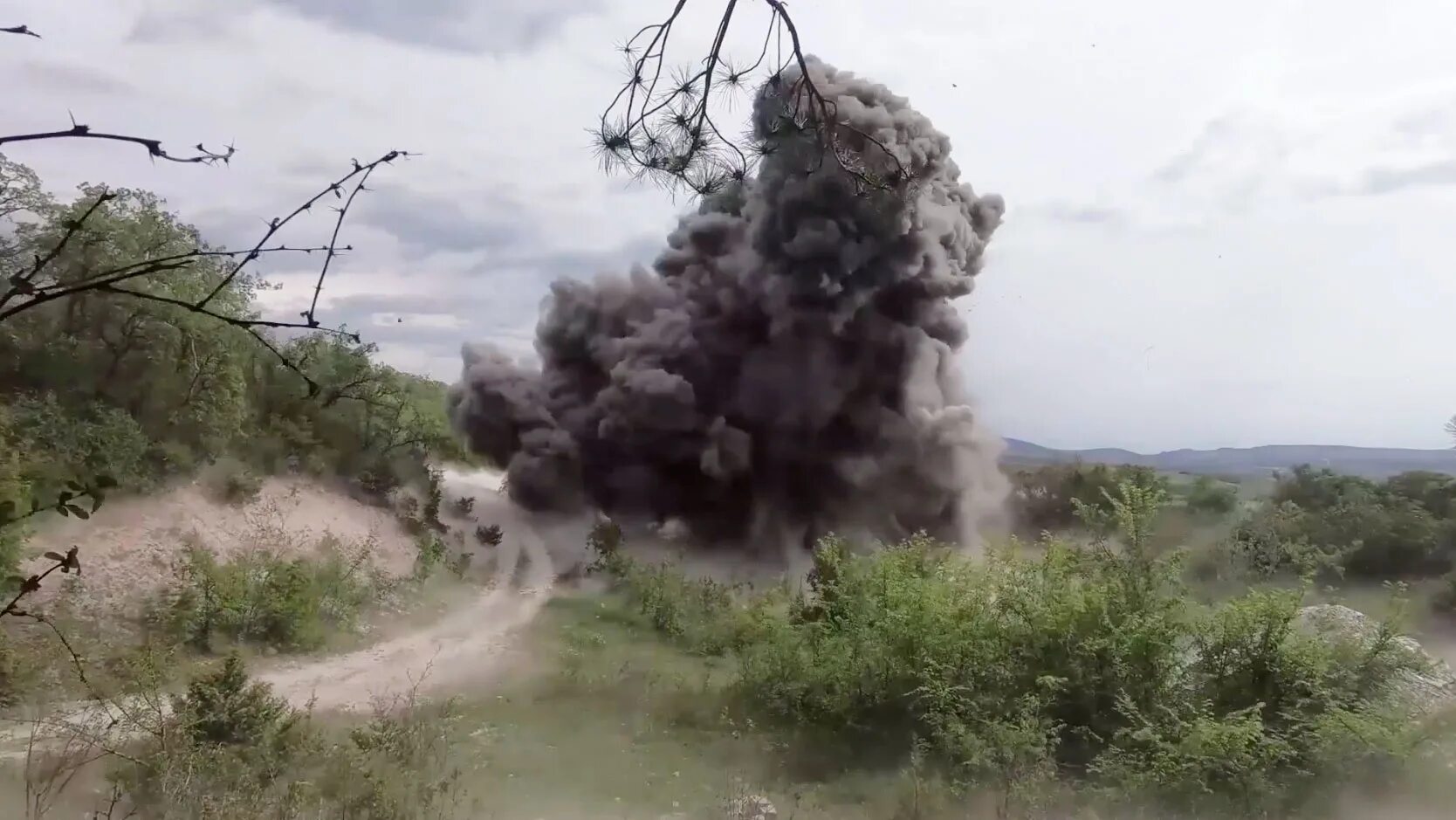 Взрыв на полигоне в Крыму. Взрывы натаолигоне в Крыму. Взрыв боеприпасов в Крыму. Бомба взорвалась в Крыму. Севастополь новости сейчас взрывы что происходит