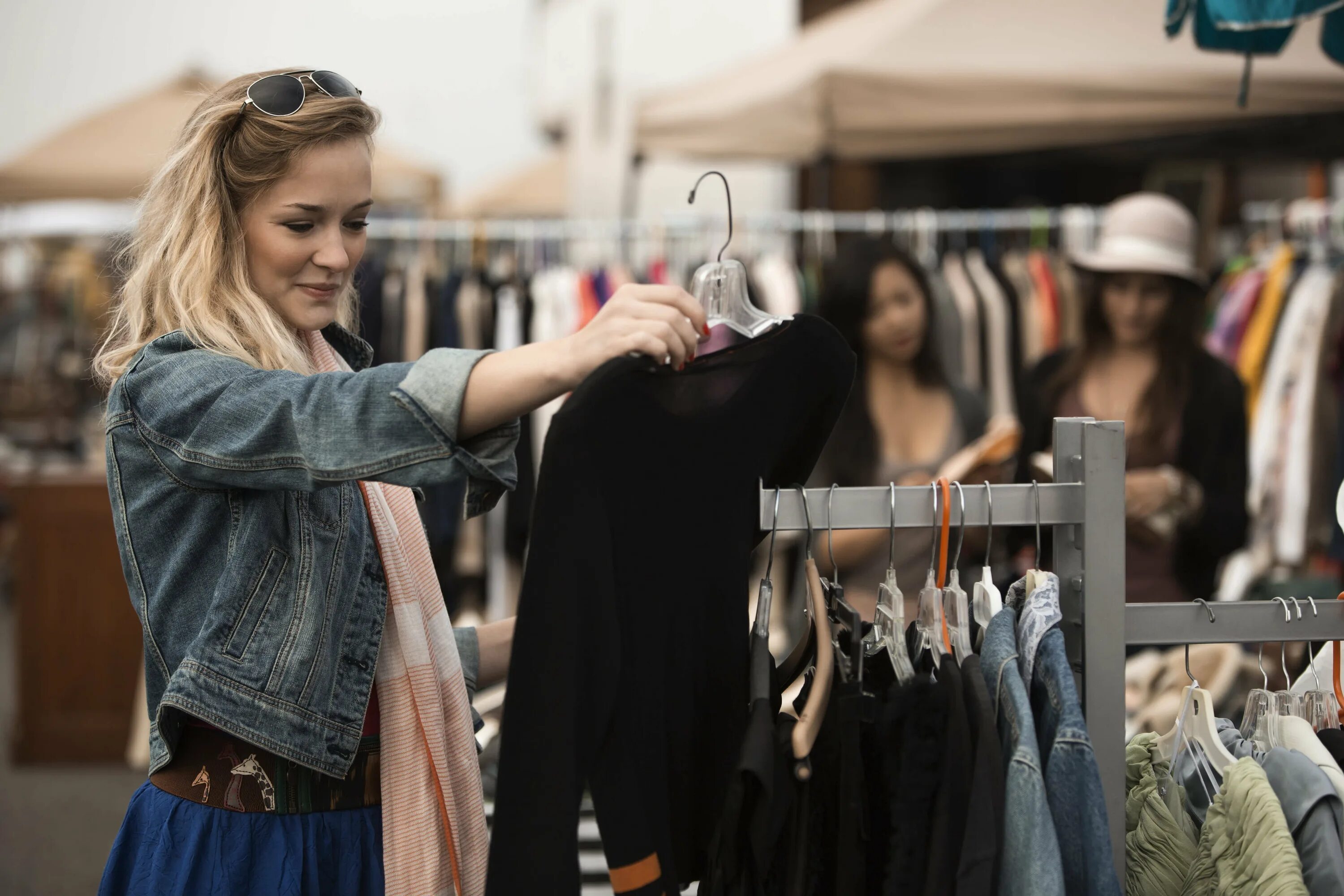 Стоит ли одеваться. Стоит ли одеваться. Стоит ли одеваться. Рынок одежды на улице. Модные вещи.