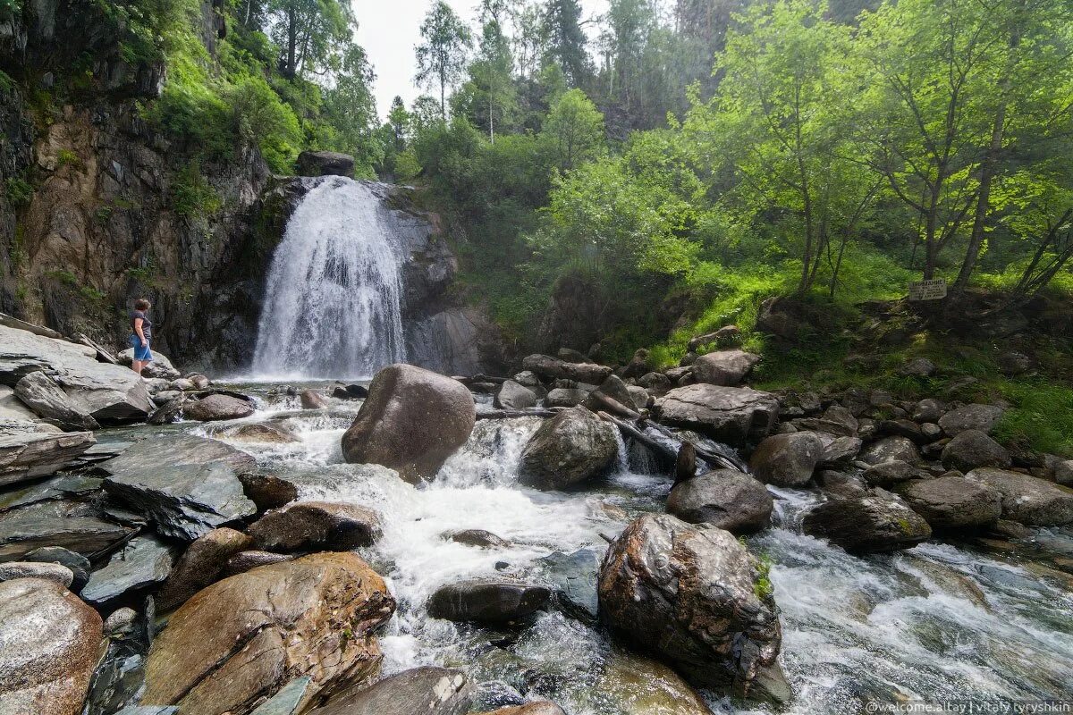 Водопады на телецком. Водопад Корбу Алтай. Артыбаш водопад Корбу. Водопад ЭСТЮБА на Телецком озере. Водопад Киште на Телецком озере.