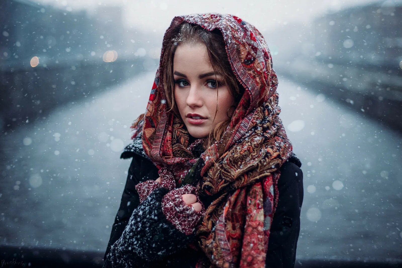 Красивая женщина зима