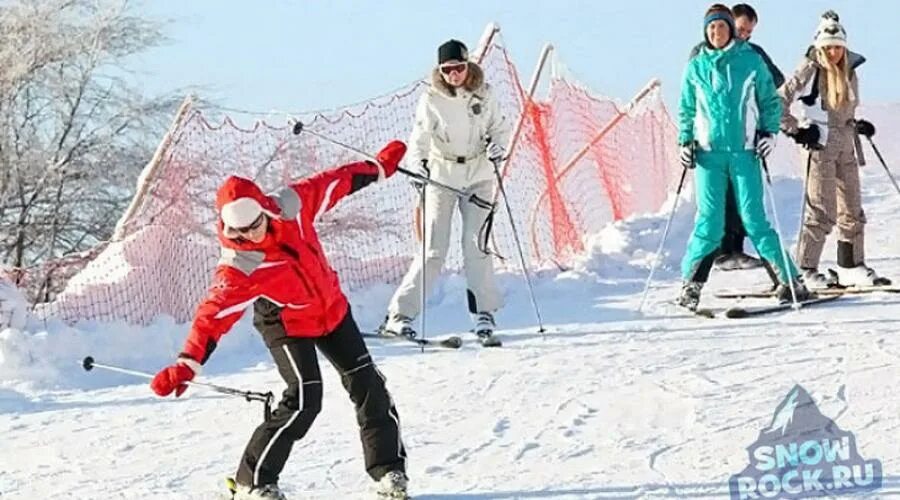 Куркино горнолыжный. Горнолыжный склон факел в Куркино. Куркино горнолыжный комплекс. Горнолыжный спуск Куркино. Лыжная база Куркино.