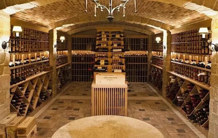 Винный погреб москва. Винный погребок. Винная комната интерьер. Погреб cellar. Винные погреба гуэля.