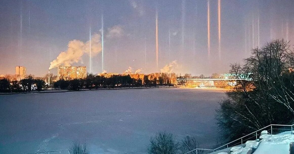 Световые столбы природное явление в Москве. Световые столбы 2022. Световые столбы на небе Подмосковье. Световые столбы над Белгородом Козырев. Московский замечать