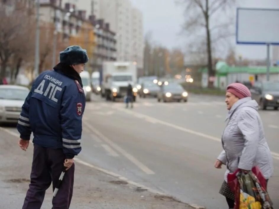Переход дороги в неустановленном месте. Нарушение правил дорожного движения. пешеход нарушает пдд. пешеход в неположенном месте. дорожные правонарушения.
