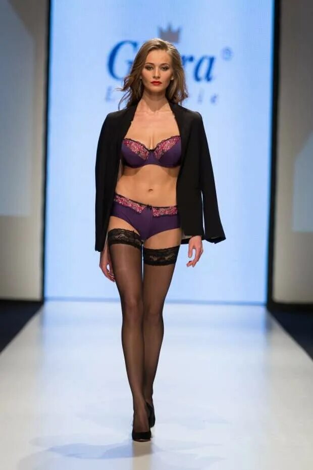 модный показ нижнего белья. показ женского белья. на подиуме в нижнем белье. фэшн показ нижнего белья. показ мод нижнего белья.