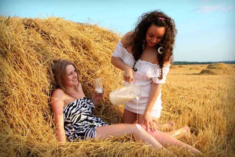 Рассказы деревенских баб. Деревенские девчонки. Девушки на сеновале. Девушки на сеновале. Красивые сельские девушки.