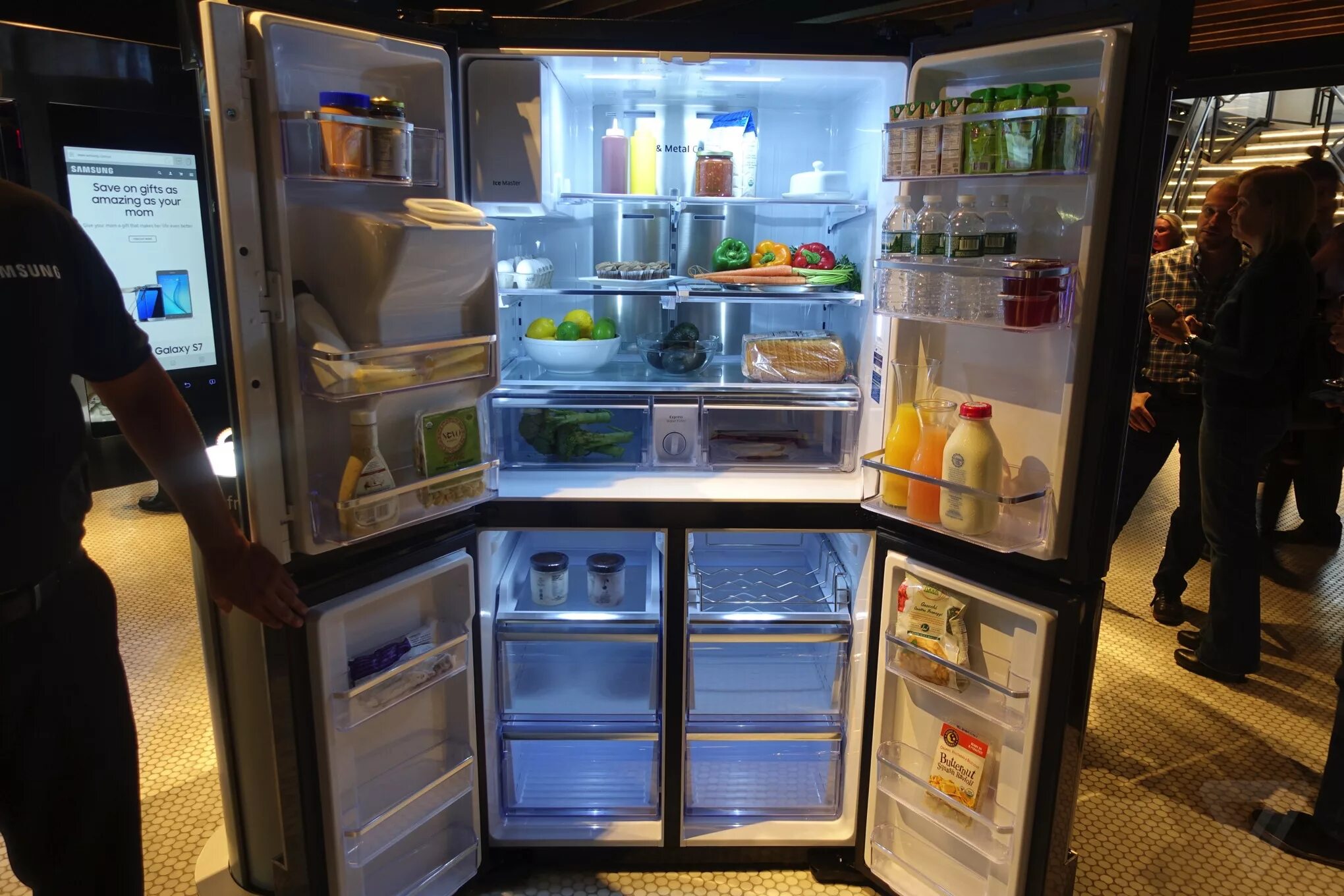 Холодильник через 1. Samsung Family Hub холодильник. Умный холодильник Samsung Family Hub. Холодильник самсунг с телевизором. Холодильник Samsung RB-29 FERMDEF.