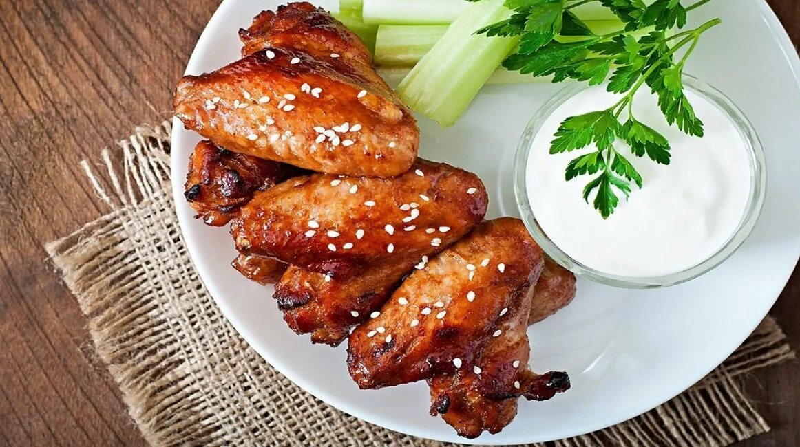 Куриные крылья в кисло-сладком соусе. Крылышки сверху. Куриные крылышки гриль. Куриные крылышки буффало. Куриные крылышки барбекю терияки.