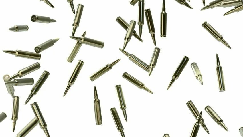 Патроны разбросаны. Дымящаяся гильза. Куча пуль. Падающие гильзы. Патроны россыпью.