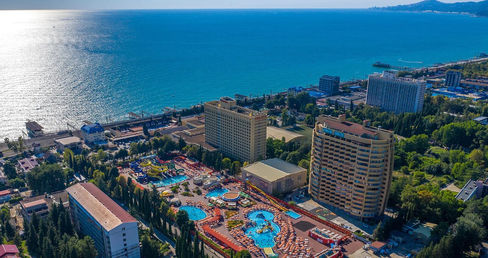 Сочи курортный городок. Аквапарк амфибиус адлер. Курортный городок адлер 2022. Курортный городок гостевой дом. Адлер курортный городок отели.