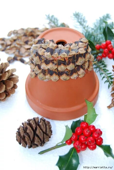 поделка колокольчик новогодний. новогодняя игрушка колокольчик из цветочного горшка. новогодний колокольчик на городскую елку. новогодняя игрушка колокольчик из цветочного горшка. поделка колокольчики на новый год.