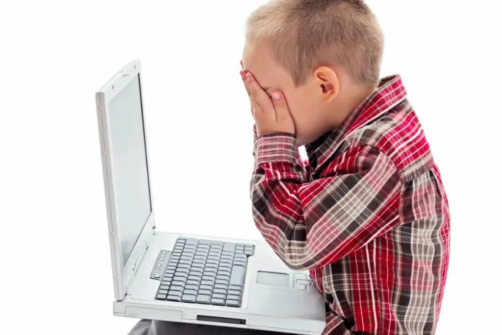 Компьютер для детей. Ребенок за компьютером. Ребенок сидит в компьютере.
