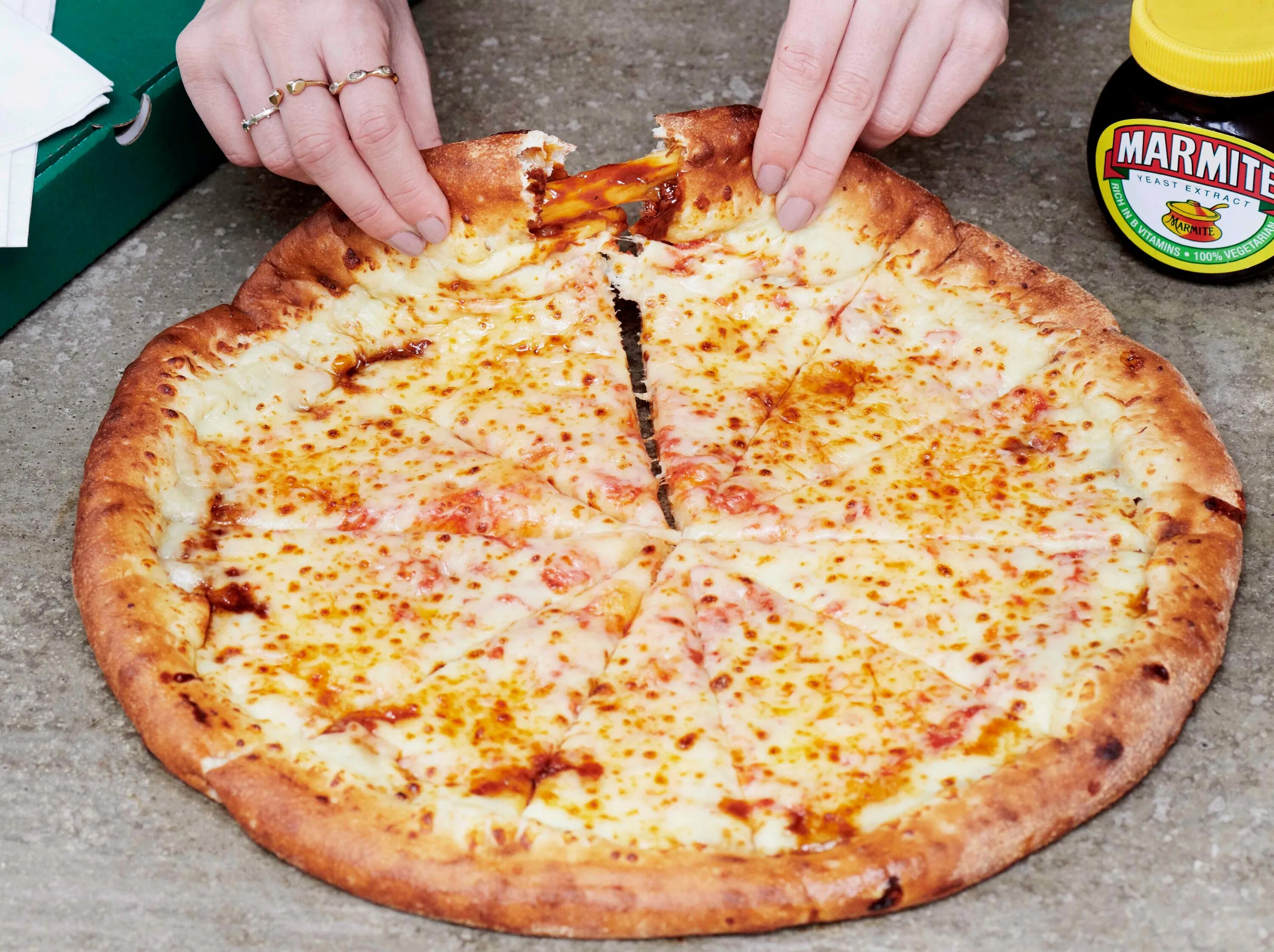 Pizza tower stuffed crust. Пицца papa johns. фанат пиццы. crust пицца калуга. пиццерия фаны 2.