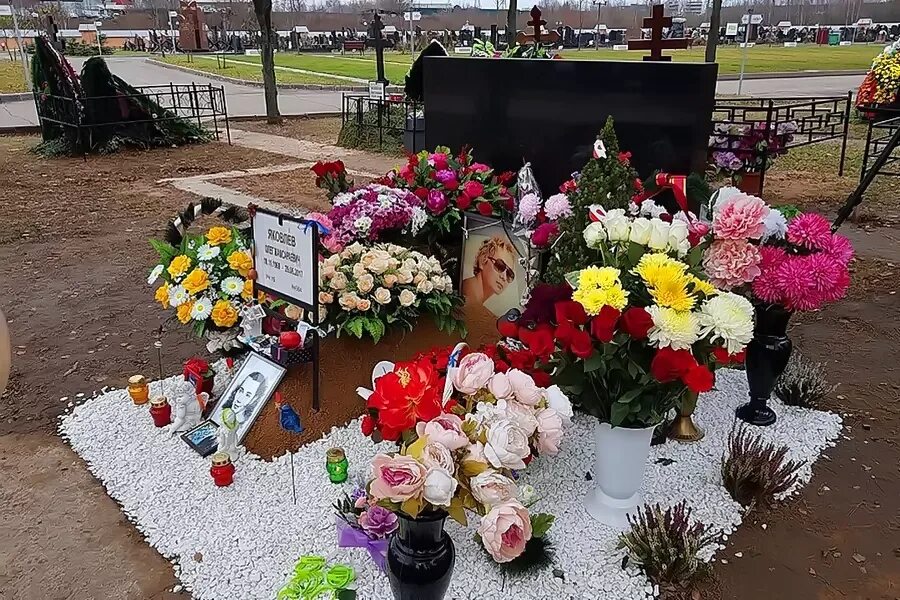 Солисты иванушек яковлев. Почему умирают иванушки. Похороны олега яковлева иванушки. Похороны олега яковлева иванушки. Олег яковлев иванушки фото.