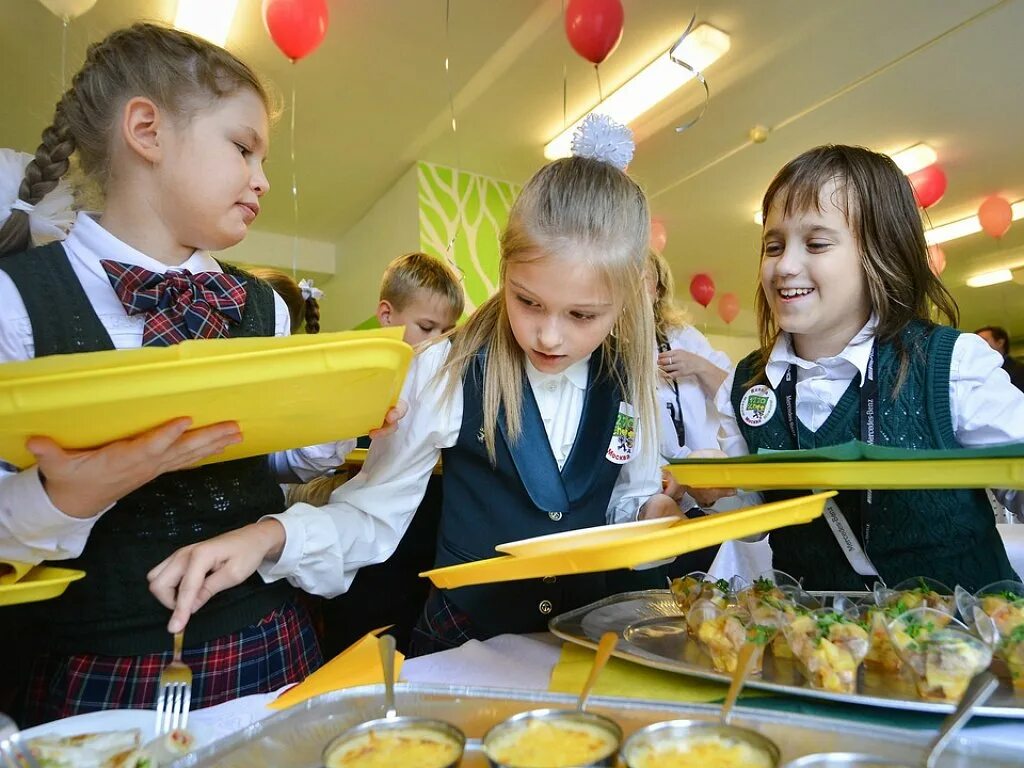 Школьное и дошкольное питание. Столовая в школе. Школьное питание в школах России. Еда в школьной столовой. Школьная столовая еда.