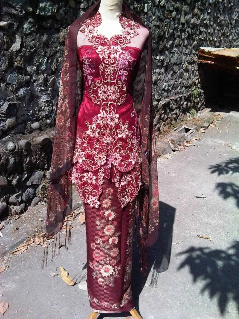 Kebaya merah di hotel. Кебайя индонезия. kebaya merag. kebayamerah.