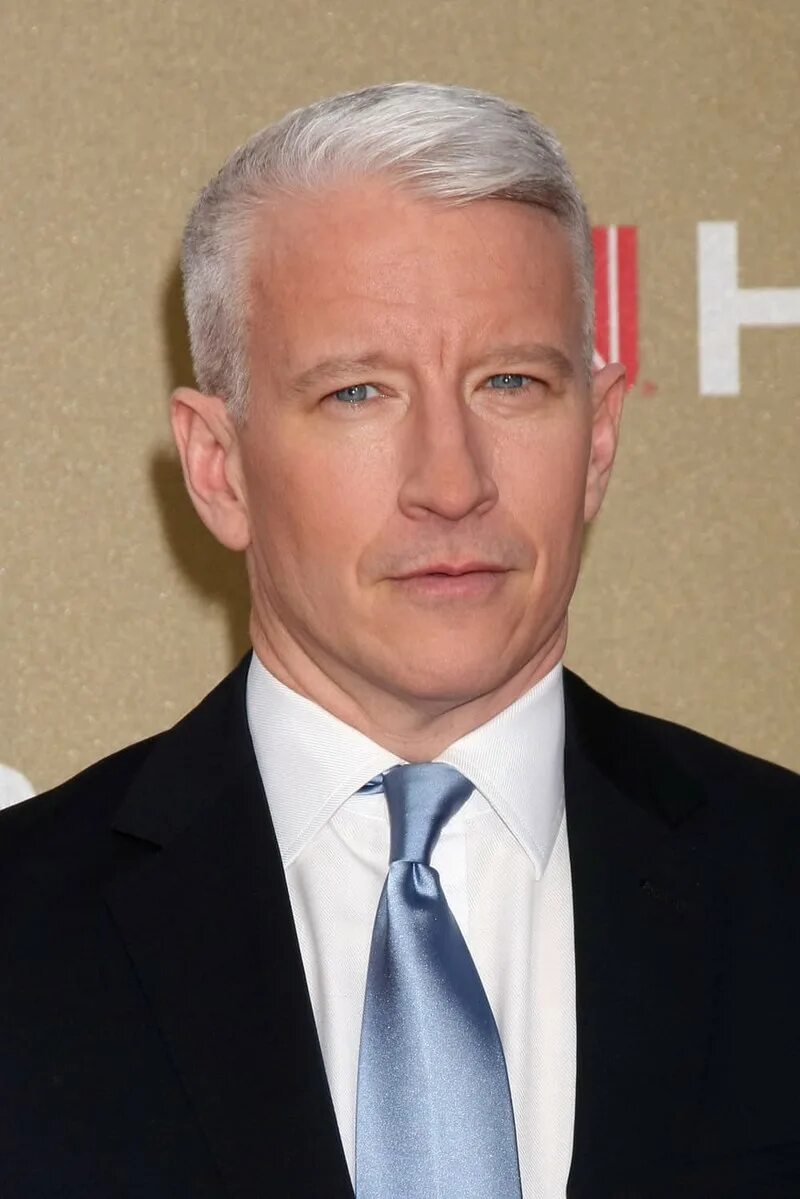 Андерсон имя. Anderson cooper. Андерсон имя. Андерсон имя. Город астероидов уэс андерсон.