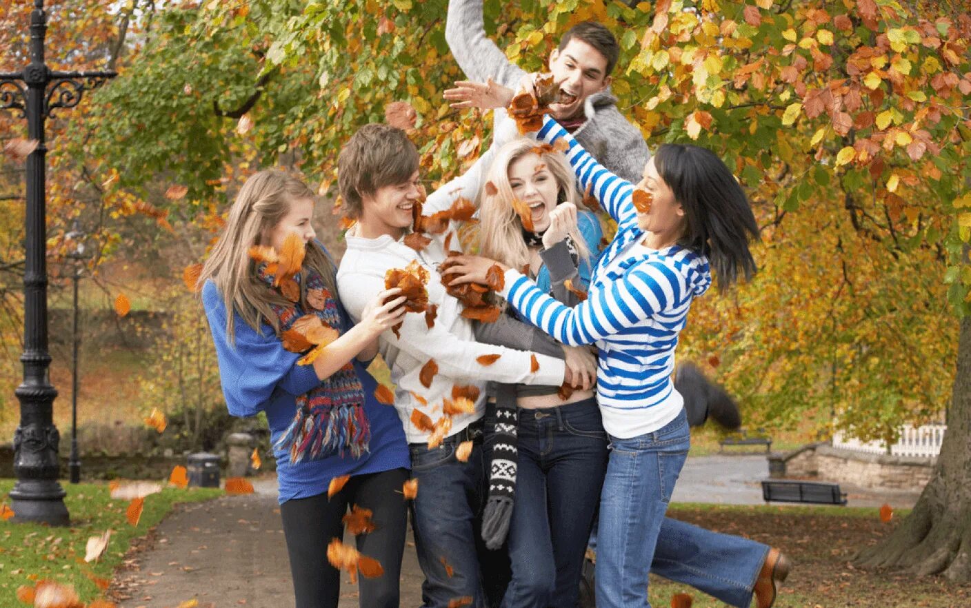 Осень люди. Встреча лето. Подруги осенью. Друзья осенью. Прогулка в парке.