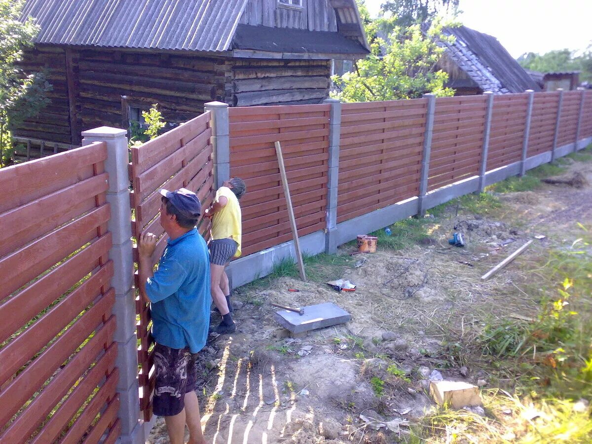 Забор между соседними участками. Забор на дачу между соселями. Забор между соседями на даче. Забор на даче между участками. Забор на соседском участке