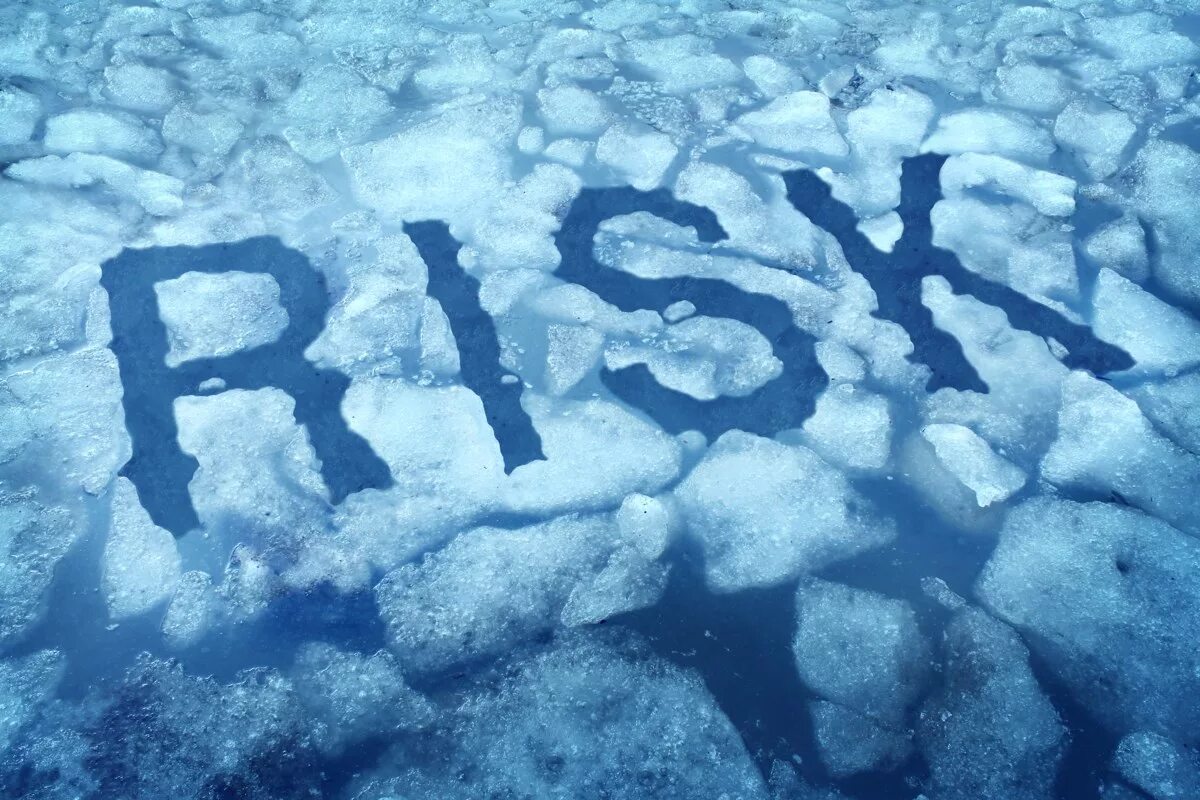 Сломанный лед. Треснувший лед. Лед под ногами. Коварный весенний лед. Risk of ice