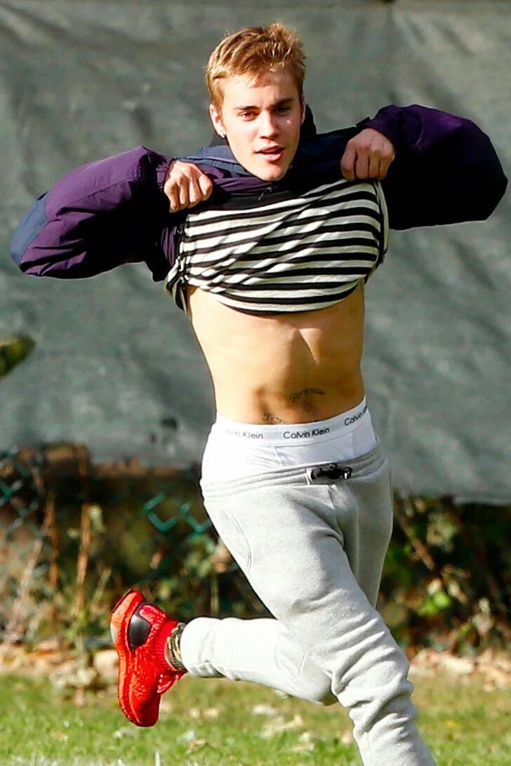 Bieber sagging. Flashing his