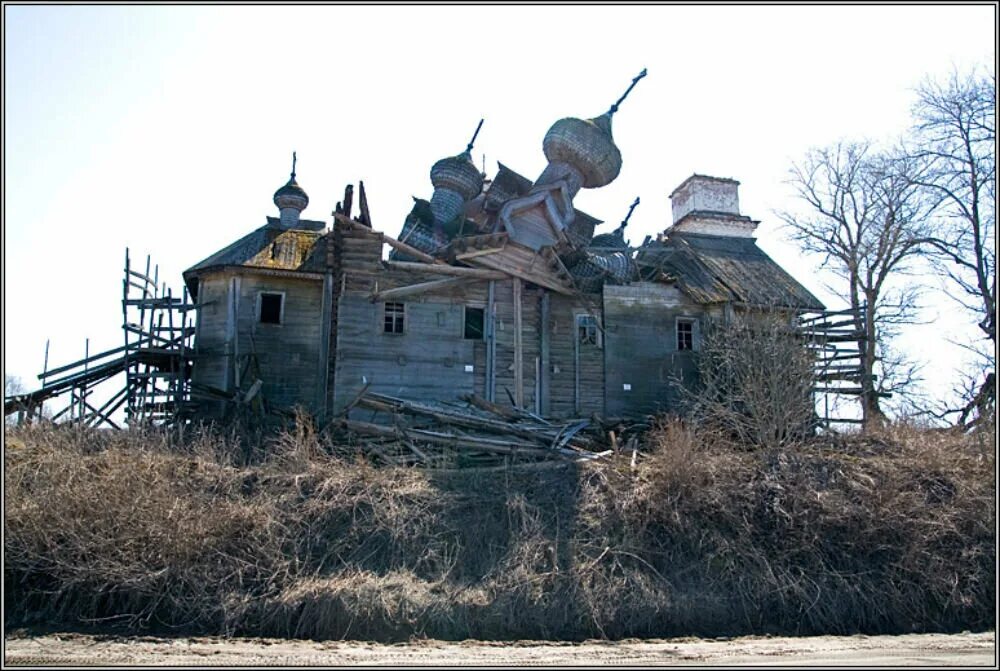 Разрушенные взгляды. Богоявленская Церковь (Палтога, Вологодская область, Россия). Богоявленский деревянный храм Архангельской области. Церковь в деревне Палтога. Разрушенные храмы Костромской области.