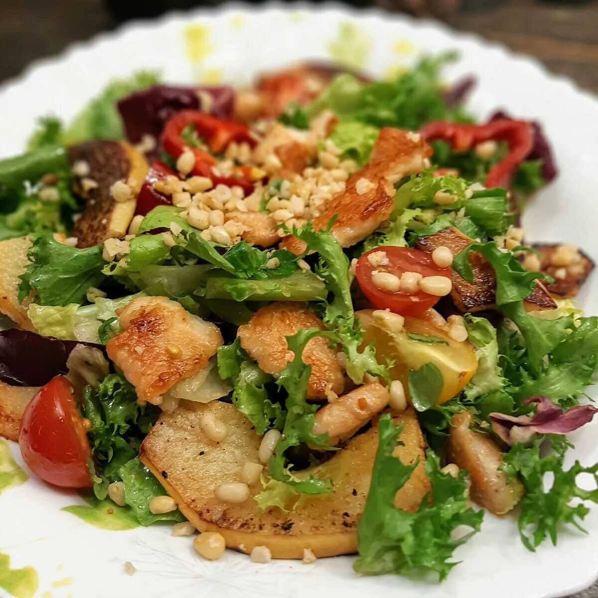 Салат с курицей и кедровыми. Салат с рукколой помидорами и кедровыми орешками. Месклун с кедровыми орешками. Теплый салат с кедровыми орешками. Салат Айсберг кедровые орешки.