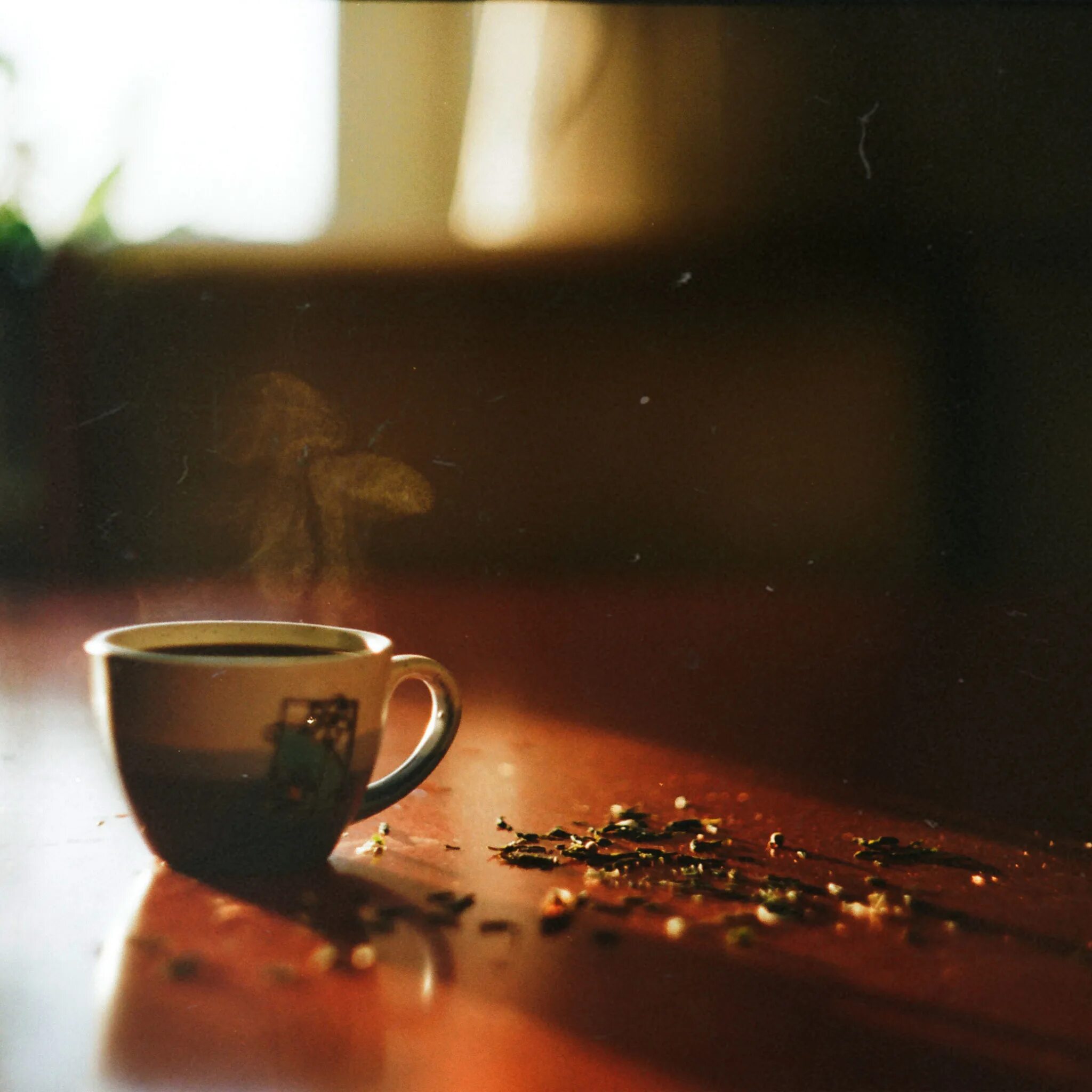 Чай стоит на столе. Кружка чая на столе. Кружка кофе на столе. Чай стоит на столе. Чайный пакетик в кружке.