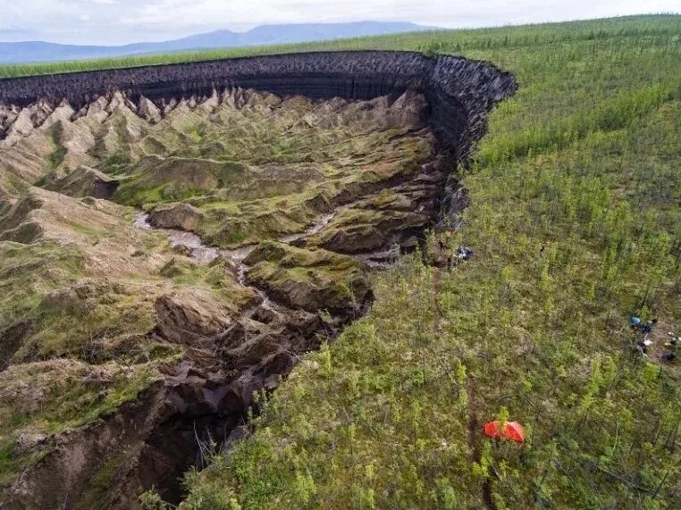 Батагайка. Сибирский кратер Батагайка. Батагайский кратер в Якутии. Батагайская термокарстовая котловина. Сибирский Батагайский разлом.