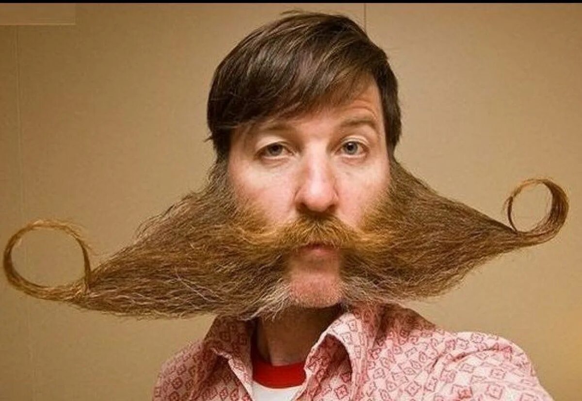 Небритый человек. Лохматая прическа. Мужчина с бородой. Прикольные стрижки бороды. Лохматые длинные волосы.
