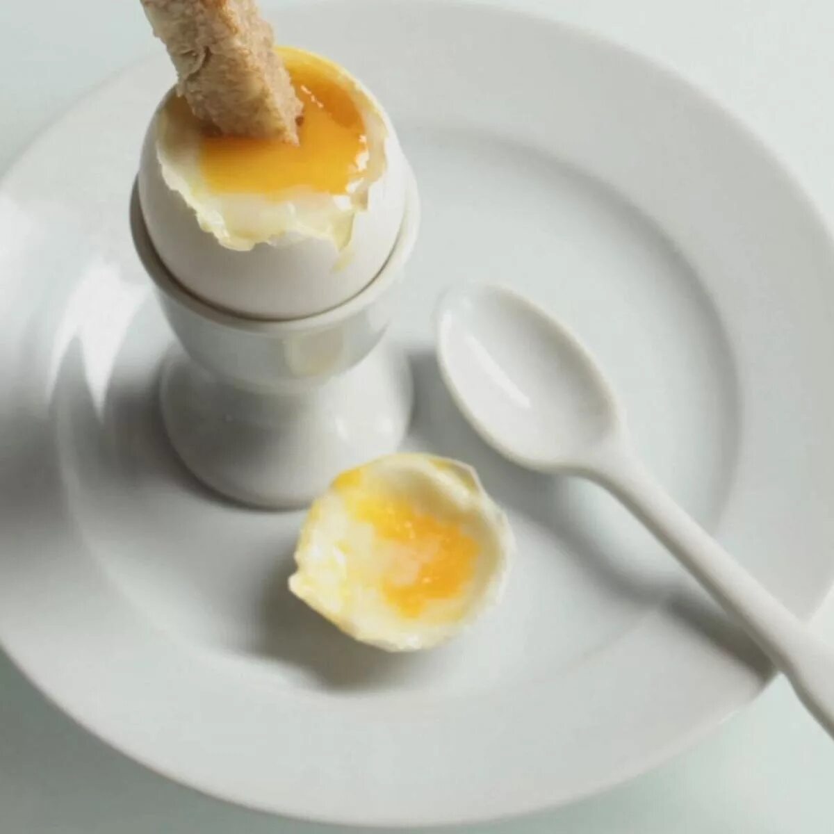 Яйца с желтком всмятку. Яйцо вареное всмятку. Яйцо вареное вкрутую. Яйцо в мешочек.