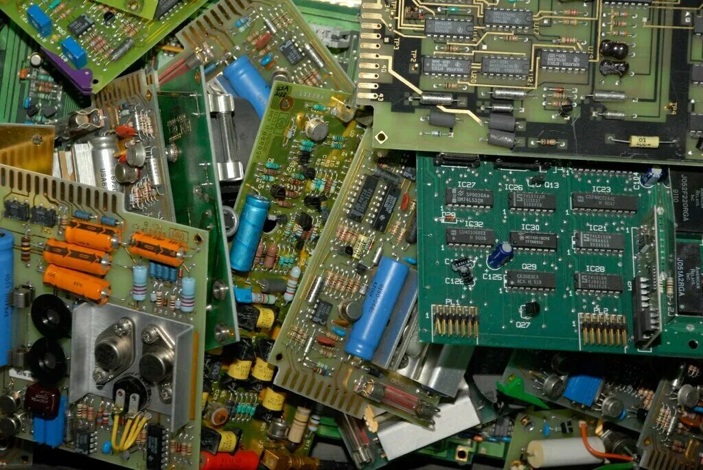 Скупка электронных. Электронный лом платы ссср. Платы на лом. Компьютерные платы. Платы от компьютеров на лом.
