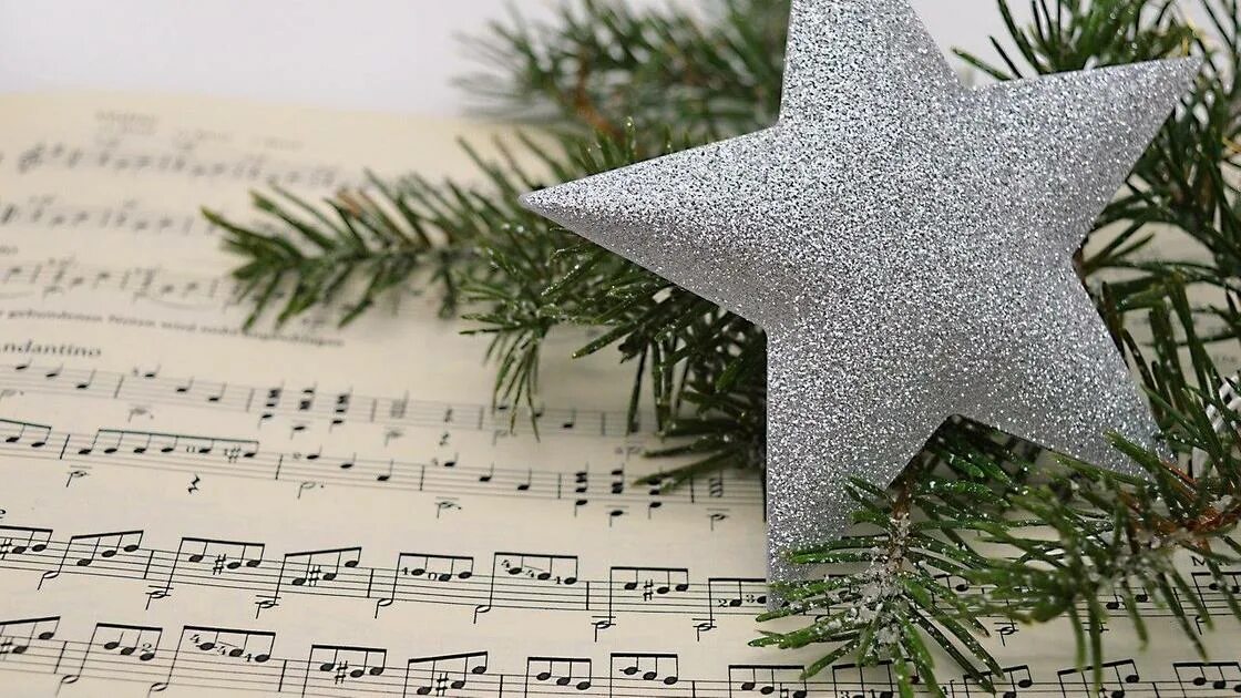 Открытка новогодняя с нотками. Деревянная музыкальная елка. Узор из нот. Мелодию елочки. Мелодию елочки.